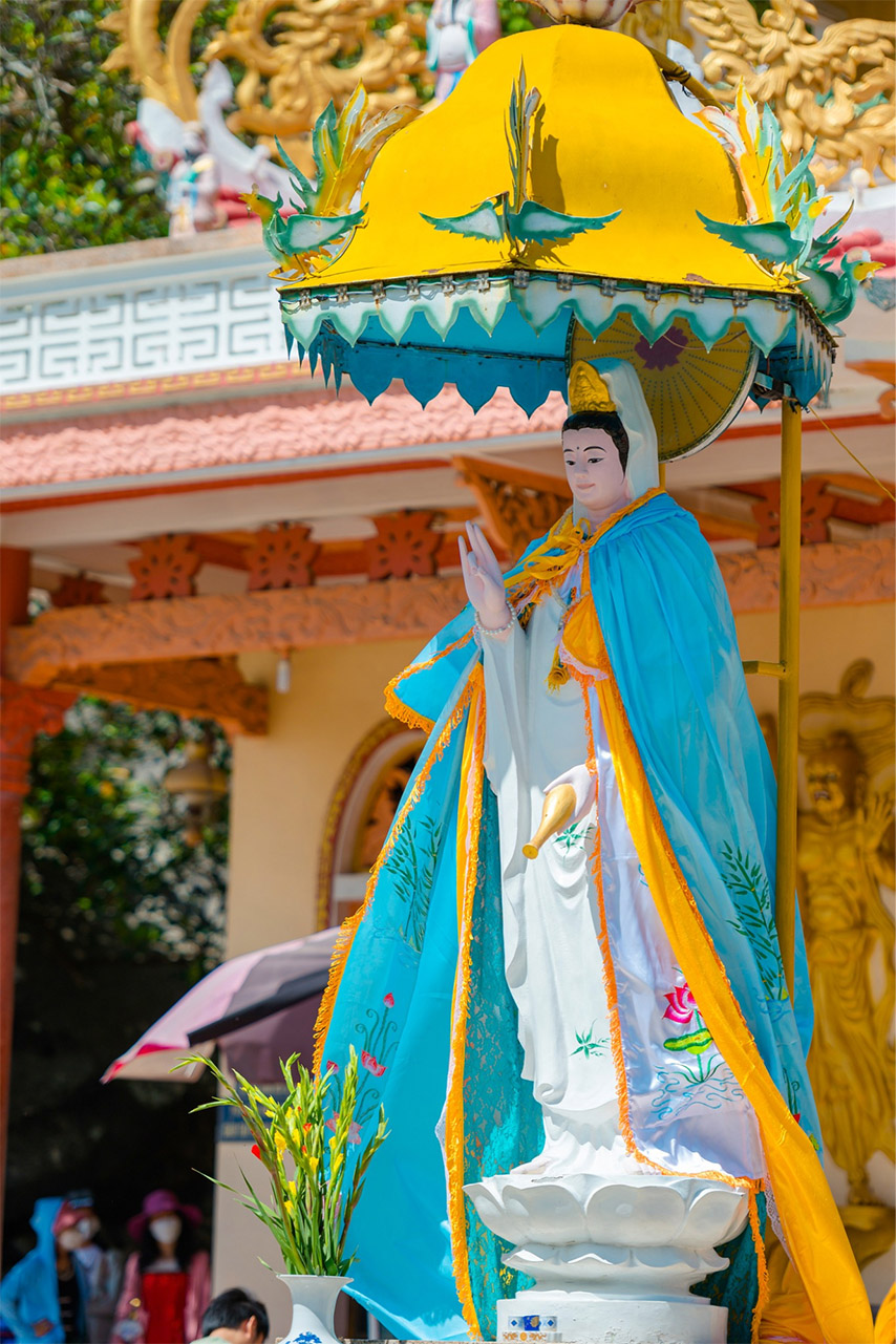 Đông đảo du khách xị lộc tại tượng Bồ Tát Quan Âm