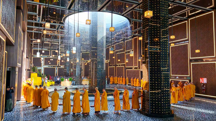 Quý tăng ni chùa Bà hành lễ xung quanh Trụ Kinh