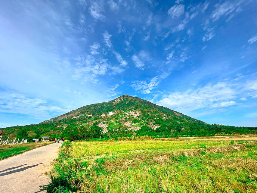 Núi Bà Đen Tây Ninh sừng sững hiện rõ trên nền trời xanh