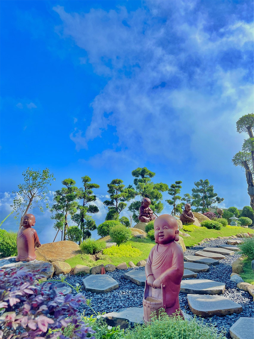 Các pho tượng chú tiểu mang nụ cười hồn nhiên