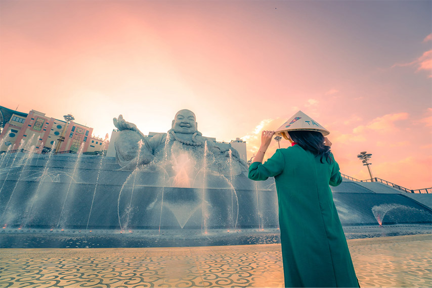 Tư thế ngồi an nhiên và nụ cười vô lượng hỷ xả của Tôn tượng Bồ Tát Di Lặc