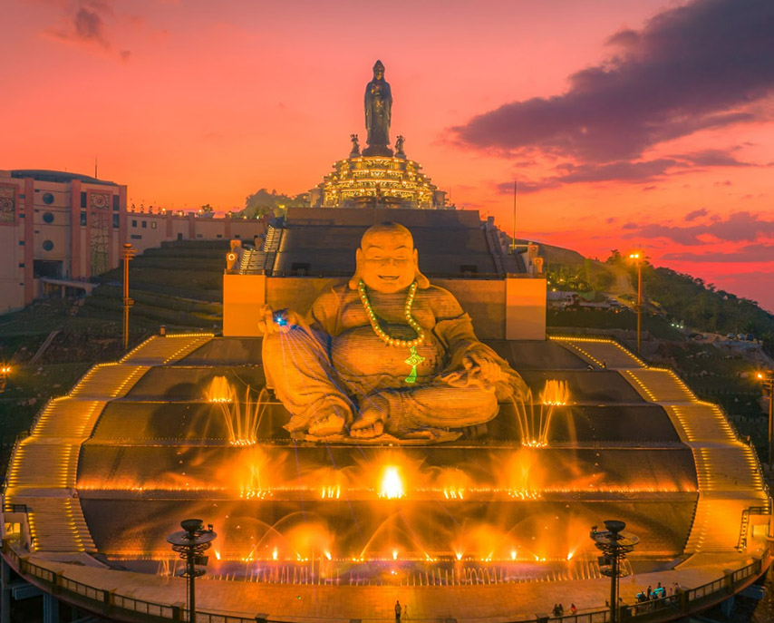 Cầu Ước hai bên tôn tượng đại diện cho phước lạc và an lành