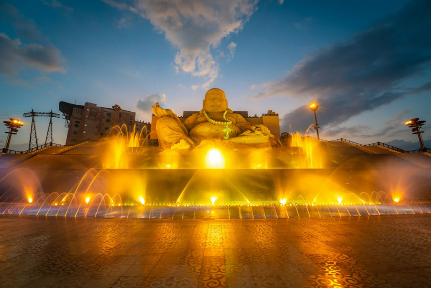 Hệ thống đèn chiếu sáng rực rỡ của thác nước