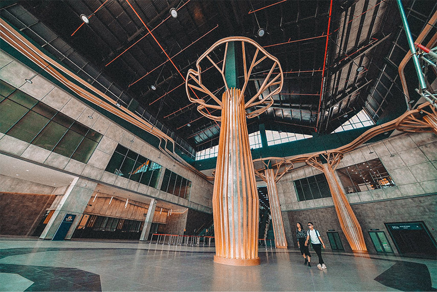 Sảnh trung tâm nổi bật với các trụ cột và những cửa sổ trên cao