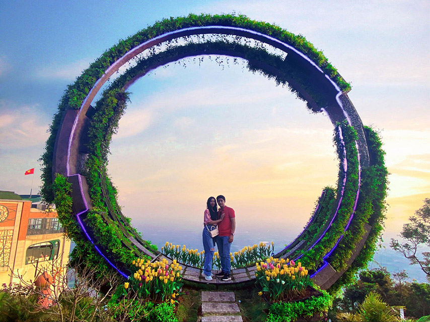 Du khách check in tại Cổng trời trong buổi hoàng hôn