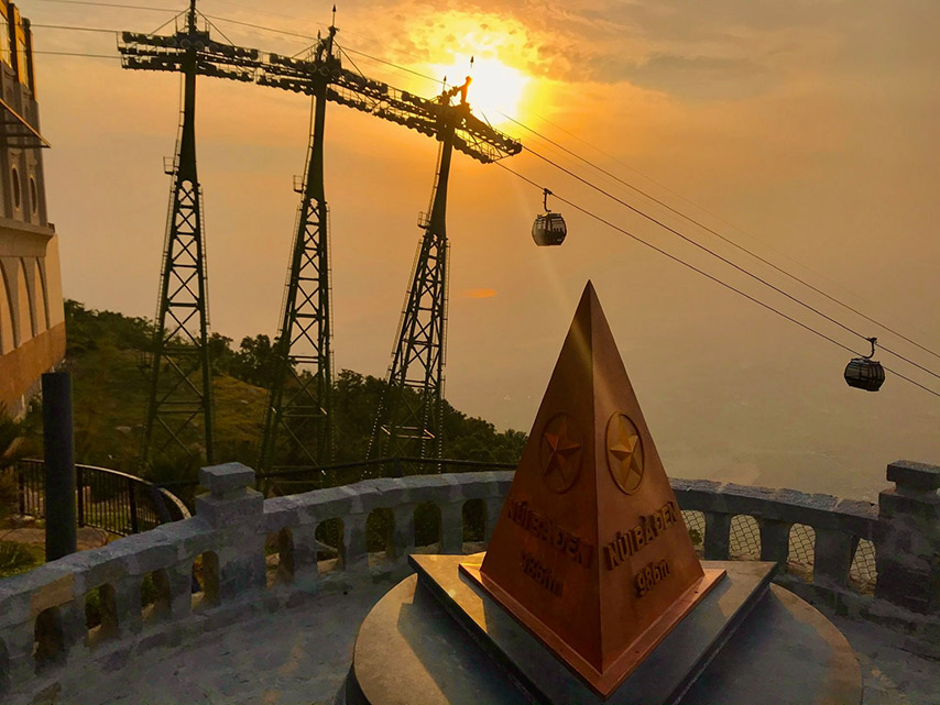 Cảnh hoàng hôn nên thơ trên đỉnh núi