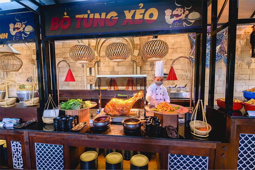 Tảng đùi bò tơ được phục vụ tại quầy carving nhà hàng Vân Sơn