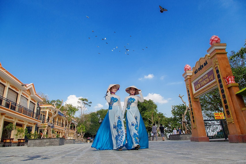 Du khách nên lựa chọn trang phục kín đáo khi viếng thăm quần thể chùa