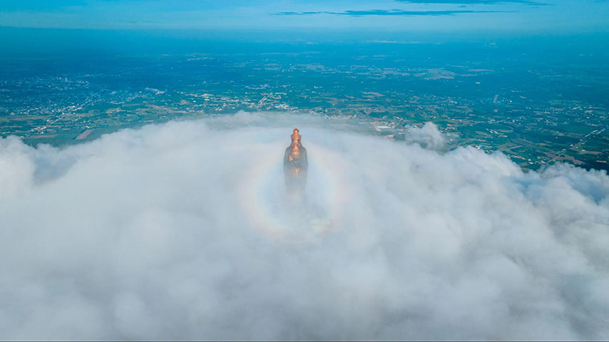 Mây mù trắng xoá xung quanh tượng Phật